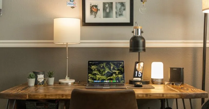 Como escolher luminárias de mesa funcionais e práticas