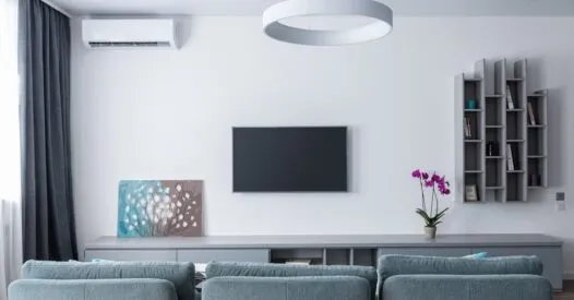Decore sua sala retangular estreita com estilo e charme